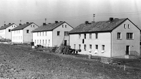For documentary purposes the German Federal Archive often retained the original image captions, which may be erroneous, biased, obsolete or politically extreme. 1952 Bleidenstadt/Taunus Heimatvertriebenen-Siedlung