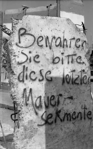 For documentary purposes the German Federal Archive often retained the original image captions, which may be erroneous, biased, obsolete or politically extreme. 22.7.1991 Berlin-Mitte, Mauermuseum am Potsdamer Platz