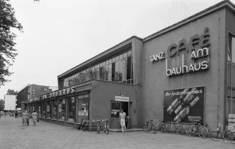 Bundesarchiv B 145 Bild F089023 0002, Dessau, Kaufhalle, Tanzcafé Am Bauhaus
