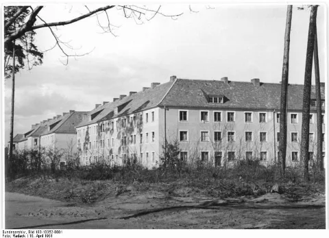 Bundesarchiv Bild 183 10352 0001, Dessau, Wohnblocks
