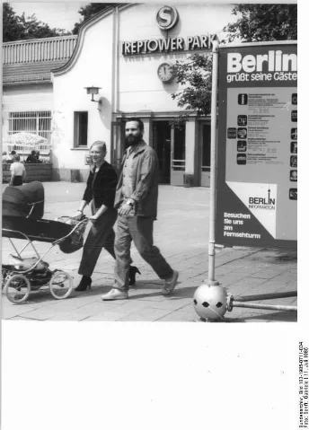 Bundesarchiv Bild 183 1985 0711 034, Berlin, S Bahnhof Treptower Park