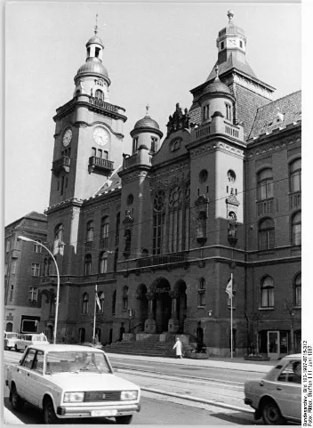 For documentary purposes the German Federal Archive often retained the original image captions, which may be erroneous, biased, obsolete or politically extreme. Berlin, Rathaus Pankow ADN-ZB Ritter 11.6.87 mx Berlin: Stadtbezirksserie Pankow - Das Pankower Rathaus. Der rote Backsteinbau steht seit 1903. Gemeinsam mit den Orten Niederschönhausen, Rosenthal, Wilhelmsruh, Buchholz, Blankenfelde und Buch wurde Pankow 1920 der Hauptstadt Berlin eingemeindet. Heute wird in dem Haus nicht nur Rat gehalten, sondern auch geheiratet, gespeist und Konzerten gelauscht. [Berlin-Pankow.- Rathaus]