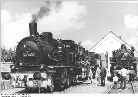 Bundesarchiv Bild 183 1987 0908 014, Ausstellung, Dampflok 74 1230 (Br 74), Dampflok 86 501 (Br 86)