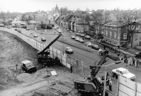 For documentary purposes the German Federal Archive often retained the original image captions, which may be erroneous, biased, obsolete or politically extreme. ADN-ZB- Pätzold- 22.1.90 Bez. Rostock: Mauerabriss- Nahe der Ortschaft Dassow (Kreis Grevesmühlen) wurde mit dem Abbau von 3,2 Kilometern der Grenzmauer begonnen. Betriebe des Territoriums unterstützen die mehrwöchigen Arbeiten. Die Betonelemente stehen der Gemeinde Selmsdorf und der Stadt Dassow zur Verfügung.