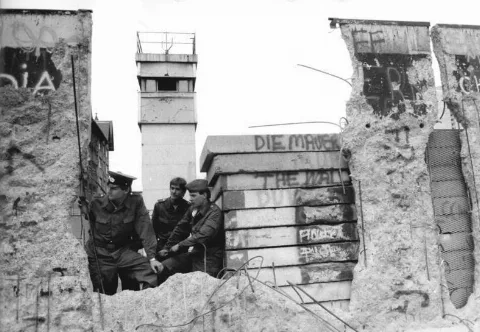 For documentary purposes the German Federal Archive often retained the original image captions, which may be erroneous, biased, obsolete or politically extreme. ADN-Uhlemann-19.4.90- Berlin: Vor einem guten haben Jahr war sie das wohl furchteinflösendste Bauwerk des Landes, die Mauer mit ihren zahlreichen Grenzbefestigungen. Heute prägen wegweisende Grenzer und verlassene Beobachtungstürme das Bild des durchlöcherten Schutzwalls zu Westberlin und der BRD.