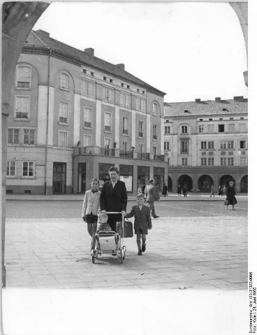 Bundesarchiv Bild 183 31322 0005, Dessau, Wilhelm Pieck Straße, Neubauten