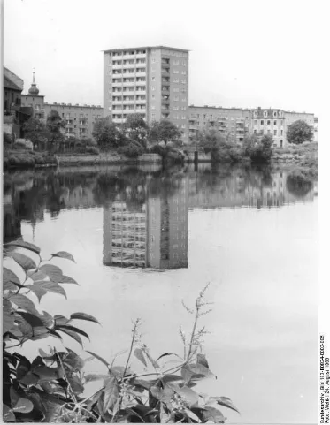 Bundesarchiv Bild 183 B0824 0003 005, Dessau, Wohnhochhaus