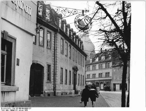 For documentary purposes the German Federal Archive often retained the original image captions, which may be erroneous, biased, obsolete or politically extreme. Weimar, Frauenplatz, Goethe-Museum Zentralbild Link 8.1.1966 Weimar - die Stadt deutscher Klassik. Die kleine Stadt Weimar in Thüringen, dem grünen Herzen Deutschlands, zählt zu den berühmtesten Städten Deutschlands. Vor allem wurde sie berühmt durch das Wirken von Lucas Cranach, Johann Sebastian Bach, durch die Klassiker der deutschen Literatur Wieland, Herder, Schiller und Goethe und durch das Wirken des ungarischen Komponisten und Pianisten Franz Liszt. UBz: Goethes Wohnhaus am Frauenplatz mit dem Goethe-Nationalmuseum. Goethe wohnte in diesem Haus von 1782 bis zu seinem Tode 1832. Das Haus blieb bis 1885 im Besitz der Familie Goethe. Im Jahre 1886 wurde es als "Goethe-Nationalmuseum" eingerichtet. Das rechte Drittel des Wohnhauses wurde im II. Weltkrieg durch Bomben stark beschädigt. Im Jahre 1949, dem Goethejahr, war es nach mühevoller und schwieriger Arbeit bis in die kleinsten Einzelheiten in seinem ursprünglichen Zustand wiederhergestellt worden.