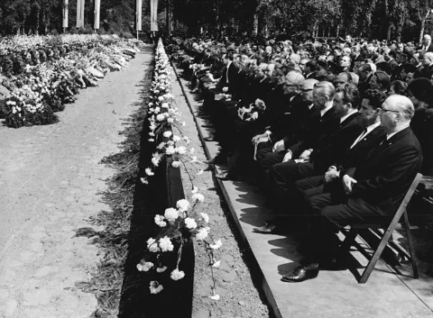 Bundesarchiv Bild 183 F0711 0024 001, Langenweddingen, Eisenbahnunglück, Beerdigung