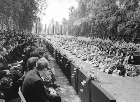 Bundesarchiv Bild 183 F0711 0025 001, Langenweddingen, Eisenbahnunglück, Beerdigung