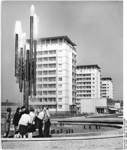 Bundesarchiv Bild 183 G0423 0016 001, Halle, Leninallee, Springbrunnen, Wohnhochhäuser
