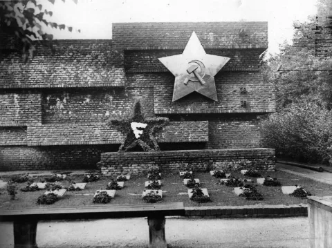 For documentary purposes the German Federal Archive often retained the original image captions, which may be erroneous, biased, obsolete or politically extreme. Berlin-Friedrichsfelde, Revolutionsdenkmal Zentralbild Das Revolutionsdenkmal auf dem Friedhof in Berlin-Friedrichsfelde Die Gedenkstätte für die Opfer der Revolution wurde von dem Baumeister Ludwig Mies van der Rohe errichtet und von dem Mitglied des Zentral-Komitees der Kommunistischen Partei Deutschlands, Wilhelm Pieck, am 13.6.1926 eingeweiht. Während der Naziherrschaft in Deutschland wurde das Denkmal entfernt. 475-47