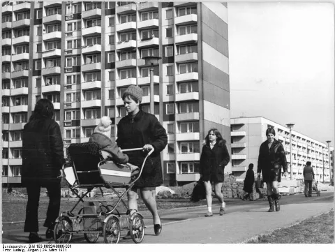 Bundesarchiv Bild 183 K0324 0008 001, Erfurt, Neubaugebiet Johannesplatz, Wohnblocks