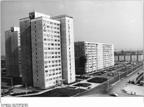 For documentary purposes the German Federal Archive often retained the original image captions, which may be erroneous, biased, obsolete or politically extreme. Erfurt, Rieht, Neubaugebiet, Wohnhochhäuser ADN-ZB Demme 24.5.74 Erfurt: Ein neues Stadtviertel entstand am Stadtrand von Erfurt - das Neubaugebiet am Riet. Mit 15000 Einwohnern ist dieser Stadtteil das größte Neubaugebiet in Thüringen. Erfurt erwartet im Juni dieses Jahres als Zentrum der 15. Arbeiterfestspiele zahlreiche Gäste aus dem In- und Ausland.