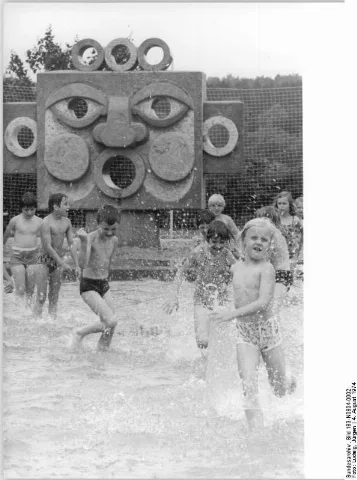 Bundesarchiv Bild 183 N0804 0002, Erfurt, Wasserpielplatz