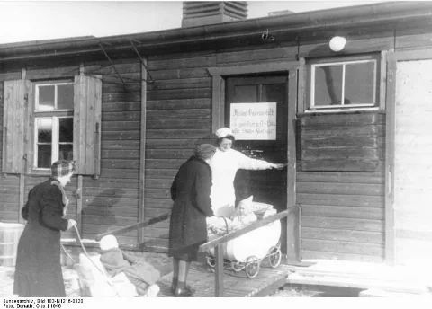 For documentary purposes the German Federal Archive often retained the original image captions, which may be erroneous, biased, obsolete or politically extreme. ADN-ZB/Donath Berlin 1946 Heizmaterial ist knapp, doch die Kleinsten benötigen ihre tägliche Körperpflege. Deshalb wurde im Städtischen Krankenhaus Kaulsdorf eine Baby-Badeanstalt eingerichtet.