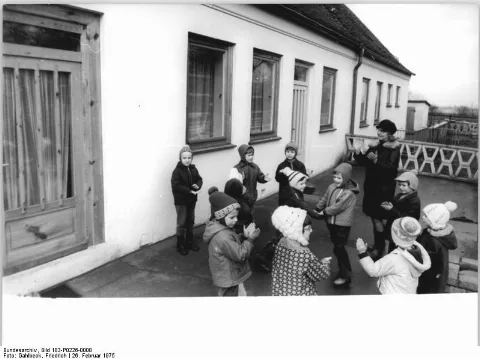 For documentary purposes the German Federal Archive often retained the original image captions, which may be erroneous, biased, obsolete or politically extreme. Dommitzsch-Trossin, Spielende Kinder ADN-ZB Gahlbeck 26.2.75-gü Bez. Leipzig: Für seine kleinen Bürger sorgt der Gemeindeverband Dommitzsch-Trossin umsichtig. Durch die Erweiterung des Kindergartens von 70 auf 100 Plätze können jetzt in Dommitzsch alle Kinder von 3-6 Jahren betreut werden. Diesem Beispiel wollen 1975 die Einwohner von Wörblitz und Trossin nacheifern und ihre Kindergärten ebenfalls rekonstruieren.