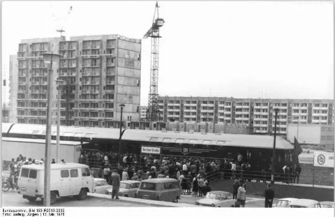 Bundesarchiv Bild 183 R0513 0030, Erfurt, Neubauviertel Nordhäuser Straße, Bahnhof