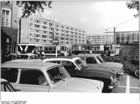 Bundesarchiv Bild 183 R0906 0022, Cottbus, Berliner Straße, Hotel "Lausitz", Straßenbahn