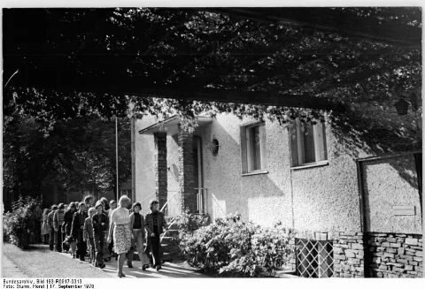For documentary purposes the German Federal Archive often retained the original image captions, which may be erroneous, biased, obsolete or politically extreme. Berlin, Johannes R. Becher-Haus Zum Beitrag "Zu Besuch bei Johannes R. Becher - Ein Haus, das Leben atmet" ADN-ZB Sturm-17.9.76 Viele Menschen besuchen in Berlin-Niederschönhausen das Haus am Majakowski-Ring, in dem seit seiner Rückkehr aus der Emigration bis zu seinem Tode 1956 Johannes R. Becher lebte - Schulklassen bitten um Führungen, Brigaden aus der ganzen Republik und natürlich auch einzelne Literaturinteressenten und Spaziergänger kommen. Das Haus, in dem heute Bechers Witwe und Kampfgefährtin, Lilly Becher, lebt, beherbergt ein kleines, liebevoll gestaltetes Literaturmuseum und auch das Becher-Archiv.