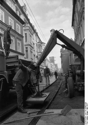 Bundesarchiv Bild 183 S0302 009, Erfurt, Verlegung Von Gehwegplatten