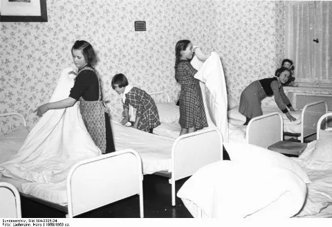 Bundesarchiv Bild 194 0305 24, Duisburg Homburg, Schifferkinderheim