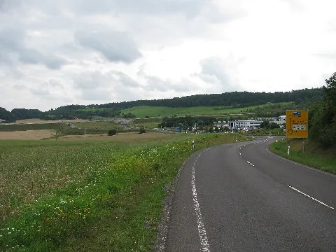 Blick von der Bundesstraße 7 in Krauthausen auf das Gewerbegebiet Deubachshof und die Anschlussstelle Eisenach West an der BAB 7