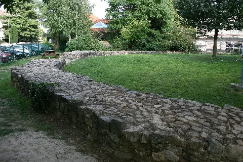 Burg Bommersheim Ringmauer