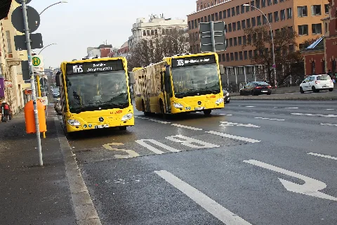 Mercedes-Busse der BVG am Bahnhof Westend in Berlin-Charlottenburg auf den Linien M45 nach Johannesstift in Spandau und 309 zum DRK-Klinik Westend.