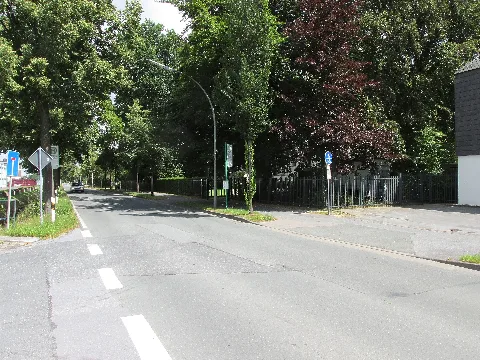 die Bushaltestelle Augsburger Straße in der Pixeler Straße in Rheda-Wiedenbrück für die Fahrtrichtung stadtauswärts