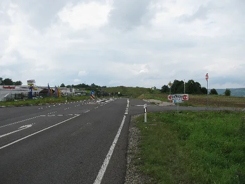 die Bushaltestelle Deubachshof an der Bundesstraße 7 in Höhe von Krauthausen für die Fahrtrichtung Creuzburg