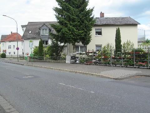 die Bushaltestelle Friedhof in der Alten-Busecker Straße in Gießen-Wieseck für die Fahrtrichtung stadtauswärts
