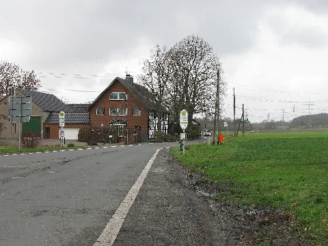die Bushaltestelle Heven Dorf in der Kleinherberder Straße in Witten-Heven für die Fahrtrichtung Bochum