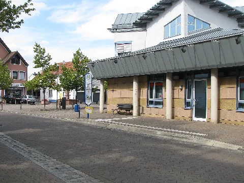 die Bushaltestelle Kirche in der Frankfurter Straße in Rödermark-Ober-Roden für die Fahrtrichtung Norden