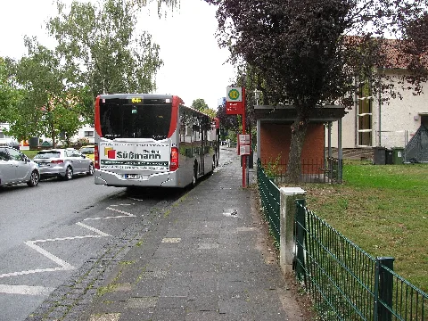 die Bushaltestelle Nordstadt in der Richthofenstraße in Hildesheim mit einem Linienbus des Stadtverkehrs von Hildesheim der Linie 2, der hier eine Lenkzeitpause macht