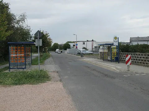 die Bushaltestelle Riedstraße in der Riedstraße in Weiterstadt, die Fahrten sowohl in Richtung Weiterstadt als auch in Richtung Darmstadt halten an dieser einen Haltestelle