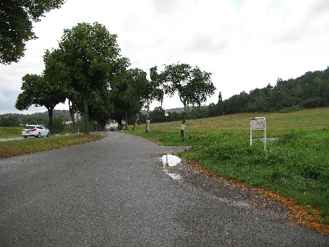 die Bushaltestelle Rosenplänter in einer Nebenfahrbahn der Bundesstraße 3 bei Vogelbeck an der Zufahrt zum ehemaligen Hotel Rosenplänter für die Fahrtrichtung Einbeck