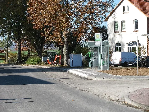 die Bushaltestelle Zum Ahrenbach in der Heerstraße in Ballenhausen für Fahrten in Richtung Göttingen und Groß Schneen