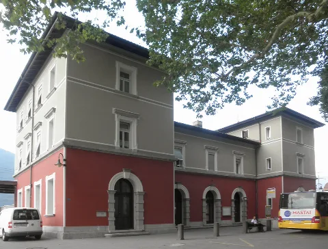 Cadenazzo Stazione Ferroviaria Fabbricato Viaggiatori Lato Strada