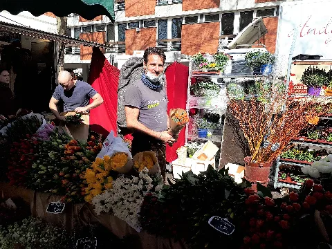 Charlottenburg Karl-August-Platz Andy der Blumenhändler.August-Platz Andy der Blumenhändler während der Corona-Pandemie