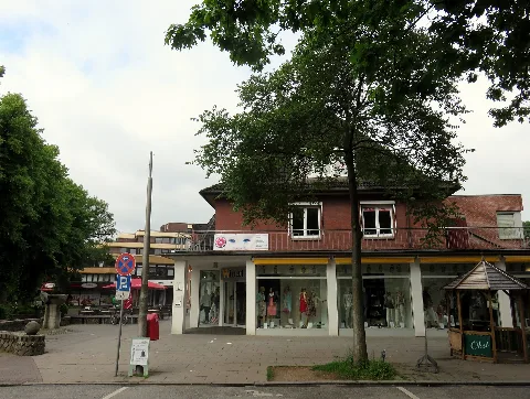 Straßenseite Geschäftshaus Claus-Ferck-Straße 1 in Hamburg-Volksdorf. This is a photograph of an architectural monument.It is on the list of cultural monuments of Hamburg, no. 26511.