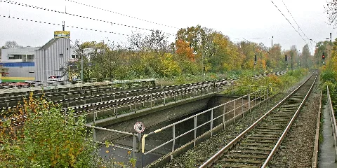 Überführung der VzG-Strecken 2250 und 2252 über die Königswiese in Gelsenkirchen-Buer Nord. Der hintere Überbau (li.) weist ein aufgegebenes Anschlussgleis auf und war für die zweigleisige Ausführung der VzG-Strecke 2252 aus der VzG-Strecke 2250 vorgesehen.