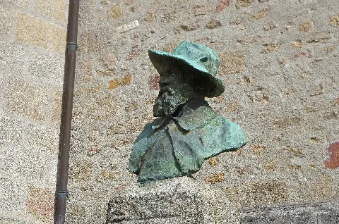 Crozant (Creuse). Armand Guillaumin. Buste en bronze d'après une sculpture de Paul Paulin. Le buste installé vers 1930, sera caché pendant la guerre et réinstallé par Armand Guillaumin fils, également peintre, en 1945. Le peintre Armand Guillaumin fait partie du premier groupe des Impressionnistes. Il est connu pour ses paysages de la Creuse, en particulier ceux de Crozant et ses environs. alonzakaim.com/media/162891/guillaumin_-_coucher_de_solei... www.muma-lehavre.fr/fr/collections/oeuvres-commentees/imp... www.artrecordiff.com/impression/guillaumin/index.html (On peut remarquer que les paysages peints à l'époque paraissent plus dépouillés qu'actuellement. On peut expliquer ça par la quasi disparition de l'élevage du mouton en liberté). Jean-Baptiste-Armand Guillaumin naît le 16 février 1841 à Paris dans une famille ouvrière. Après sa naissance, ses parents s’installent à Moulin dans l’Allier d’où ils sont originaires. En 1857, à l’âge de 15 -16 ans, il quitte Moulins et s’installe à Paris pour travailler chez un oncle qui tient un commerce de "Modes et Nouveautés". Pendant son temps libre et ses soirées, Jean-Baptiste-Armand Guillaumin prend des cours de dessin chez le sculpteur Louis Denis Caillouette*. Comprenant qu’il n’est pas fait pour commerce, il rejoint la Compagnie des Chemins de Fer Paris-Orléans en 1860. Ce nouveau travail lui laisse davantage de temps libre et il en profite pour s’inscrire aux cours du soir de l’Académie Suisse* de Paris. Il y rencontre Pissarro et Cézanne avec qui il se lie d’amitié. Ses nouveaux amis lui conseillent de quitter son emploi pour se consacrer à plein temps à sa peinture. Ce qu’il fait. Mais à ses débuts, Armand Guillaumin a du mal à vivre de son art. Il participe au Salon des Refusés* en 1863. Il se lance dans la peinture décorative alors plus lucrative, en peignant des stores et des enseignes. Ne pouvant vivre de sa peinture, en 1868 après deux années sans travail, il obtint un emploi dans la Voirie de Paris, travailla