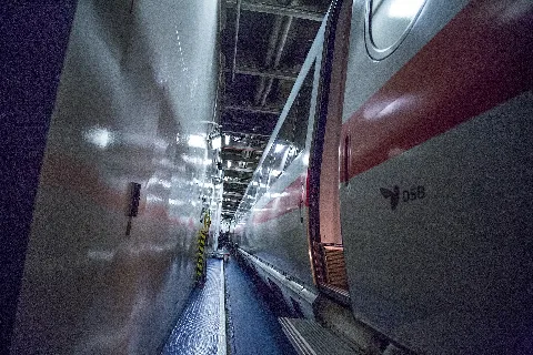 Db Bahn Ice 36 Train On The Fs Deutschland Ferry (15305725456)