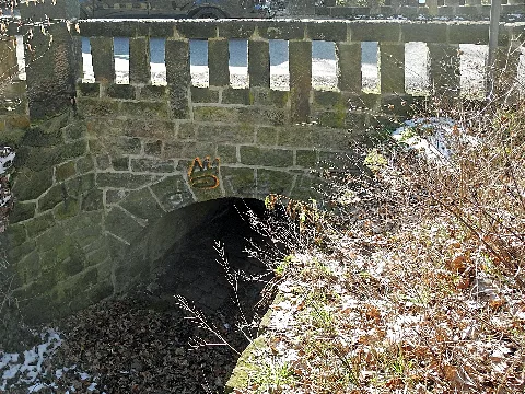 Brücke über den Schumanngraben in Dresden-Wachwitz, Josef-Herrmann-Straße; errichtet von Luther & Scholz (Architekt Paul Luther / Baumeister Hermann Scholz), siehe Ortsverein Loschwitz-Wachwitz e. V. (Hrsg.): Loschwitz – Illustrierte Ortsgeschichte: 1315–2015. Elbhang-Kurier-Verlag, 2015, ISBN 978-3-936240-31-3, S. 267