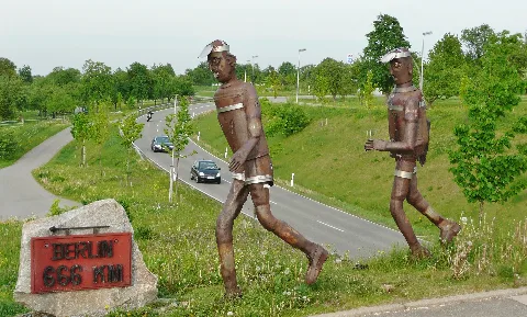 Deckenpfronn, 666 Km Nach Berlin (Schrottkünstler Willi Lutz) Panoramio