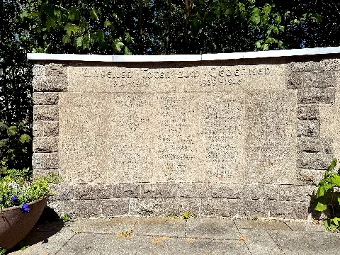 Denkmal für die Toten der Gemeinde Hasloh aus dem 1. und 2. Weltkrieg, Kronkamp 2, Hasloh, Kreis Pinneberg, Schleswig-Holstein