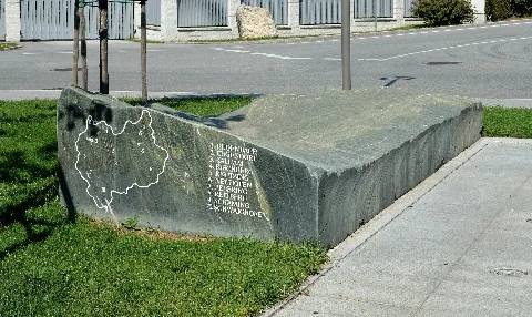 Denkmal Am Marktplatz In Eugendorf
