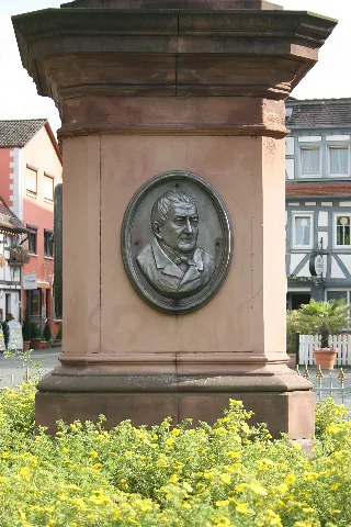 Denkmal Erbach Medaillon Kehrer
