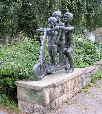 Denkmal Hamburger Platz (Weiß) Rollerkinder